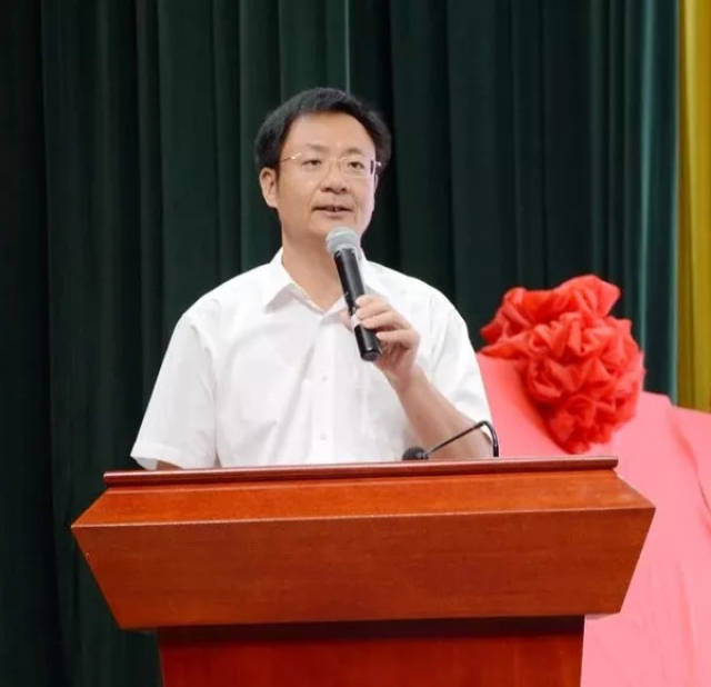 市委常委,宣传部长王占强主持首发式.