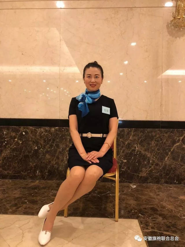 女生穿裙子坐姿礼仪图片