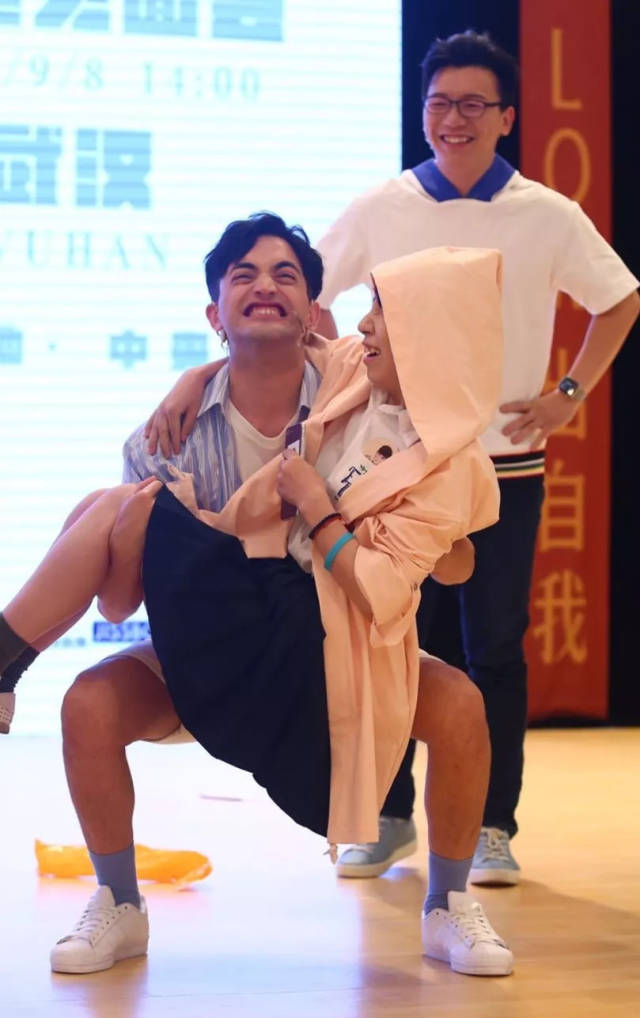 更是爱非们参赛的重要线索~ 深蹲抱起 这虽然是一场, 属于队长间体力