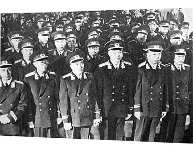 1955年时解放军第一次开始授衔,获得少将以上军衔的将军总共有1614个