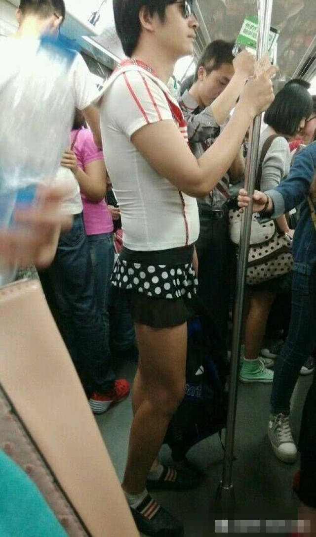 大哥这超短裙穿的太有个性了,把我们的眼睛都快亮瞎了.