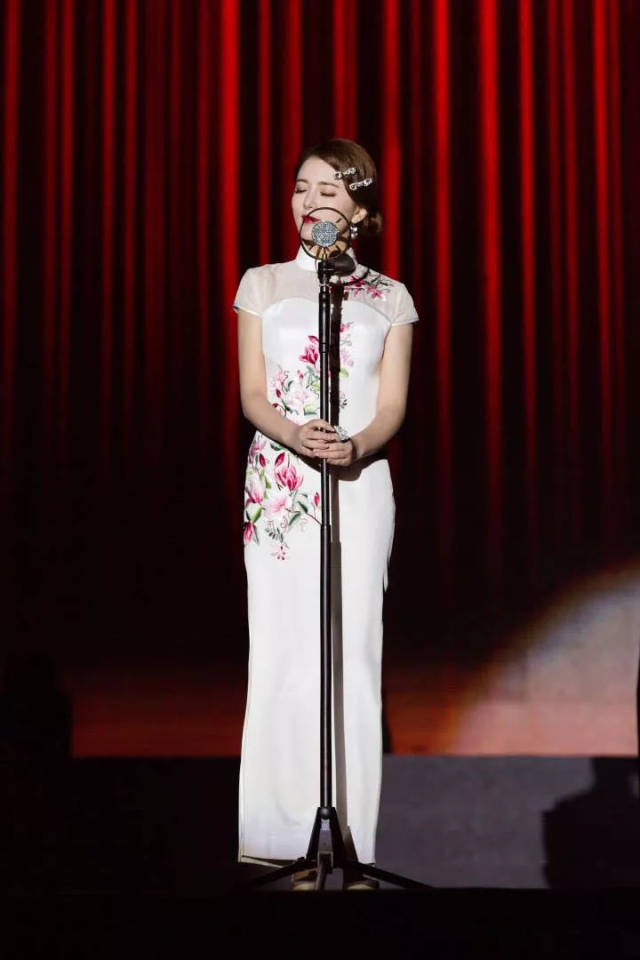 连麦克风都是复古的样式,很有民国时期歌姬的调调,网友直呼:脑补旧