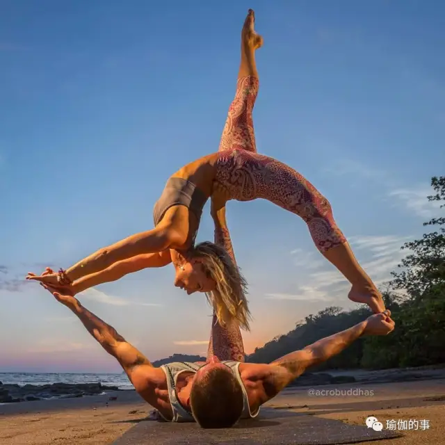 见过情侣瑜伽,没见过尺度这么大的!