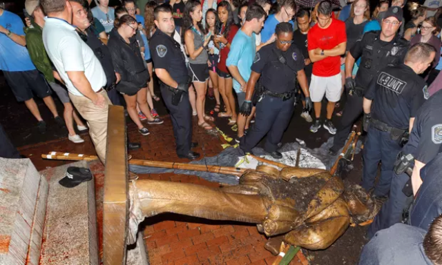 "砸雕像破四旧",美国大学校园因南方联盟纪念碑冲突,多人被捕