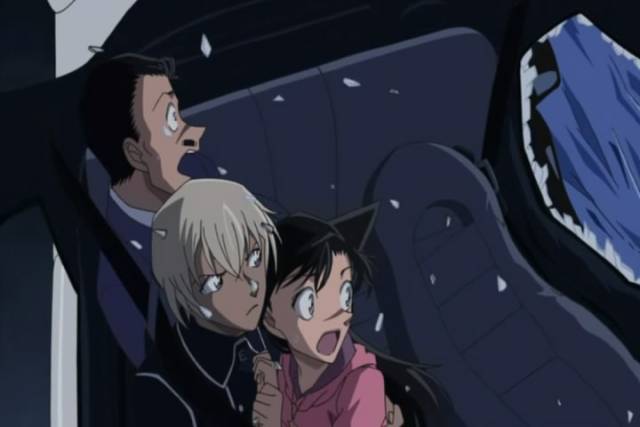 第671-674(723-726)集的时候,江户川柯南被绑架,冲矢昴开车带着阿笠