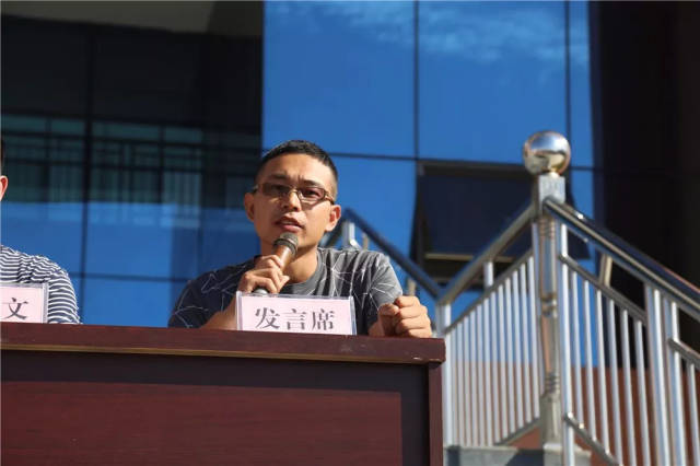 教师代表谢朝辉发言,以自身经历现身说法,感人肺腑.