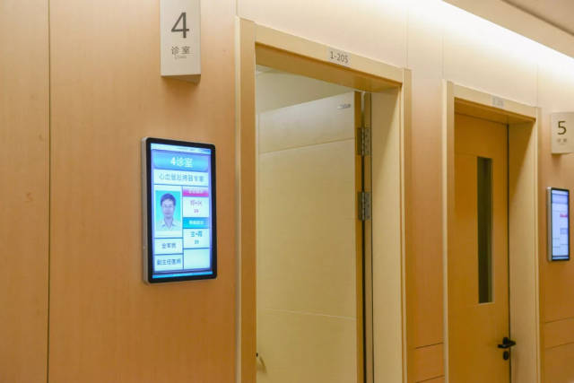 时间为 每月第一周的星期四的下午,就诊地点为 1号楼内科门诊4号诊室