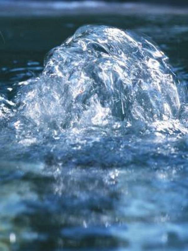 神奇泉眼能听得懂人话?大喊"来水啊,要喝水"泉水就哗啦啦的流