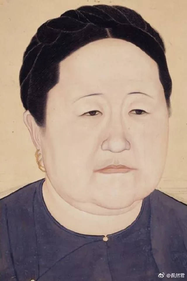 馆藏故宫博物院一副画 据说是 「清·于谦 盘串 图」 ▼ 画像中的女子