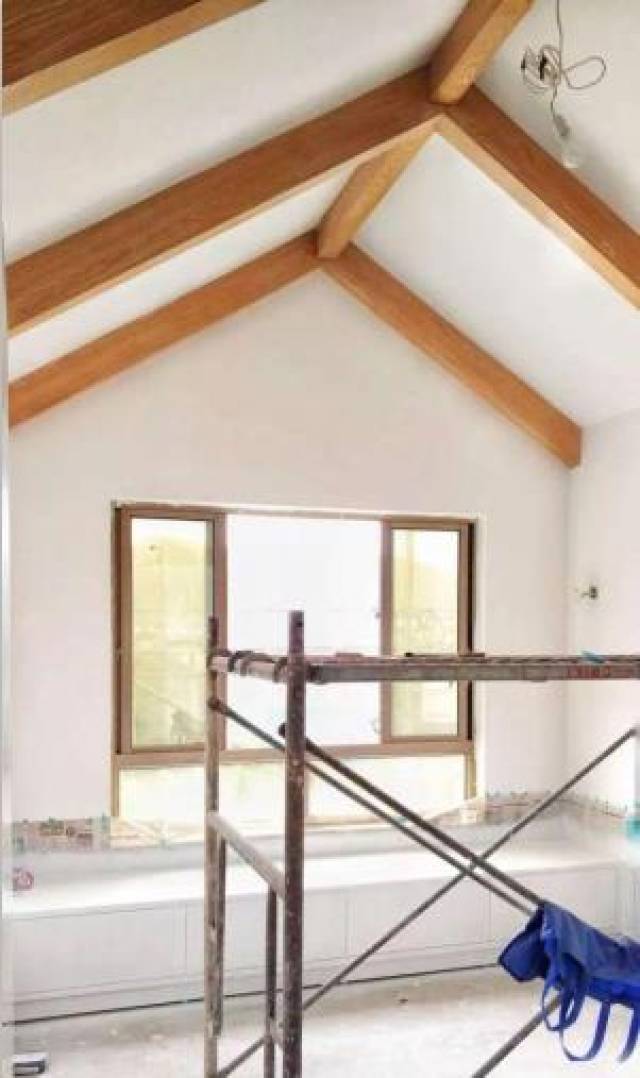 三角形的大木梁,靠窗的位置做了个大飘窗.