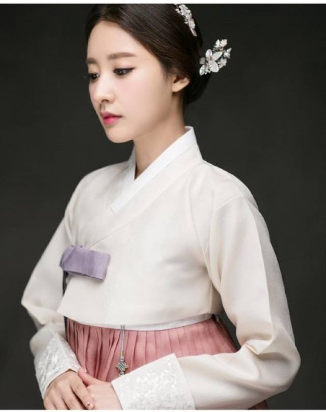 美得冒仙气 宥拉传统韩服婚纱照公开