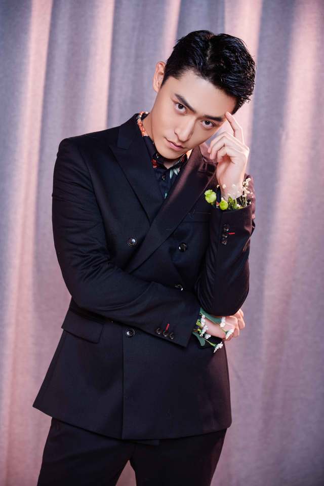 赵毅新西服写真曝光 尽显温柔绅士魅力_手机搜狐网