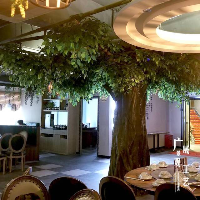 假树主题酒店餐厅装饰中,仿真榕树自成一景
