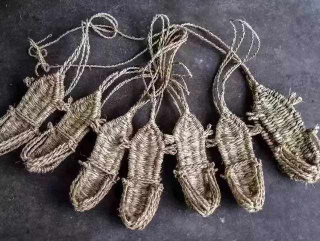 草鞋是中国古人发明的一种鞋 下地干活,上山砍柴 伐木,采药,狩猎 不分