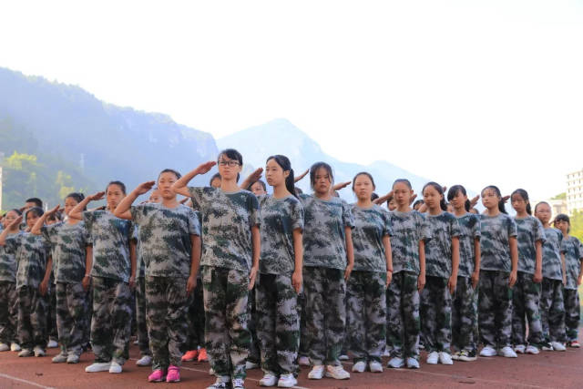 迎来了又一个艳阳天,在烈日烘烤,水汽升腾中,彭水第一中学历时七天