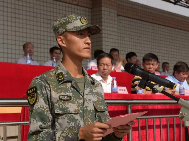 军训教官代表蔡嘉鑫作表态发言