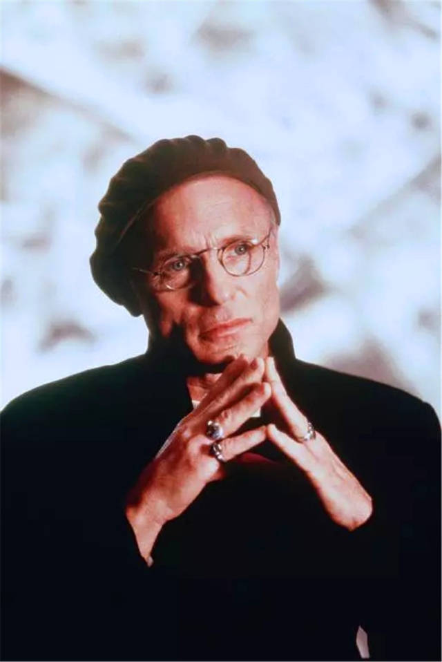 《楚门的世界》中讲述的是在三十年前,电影中的奥姆尼康电视制作公司