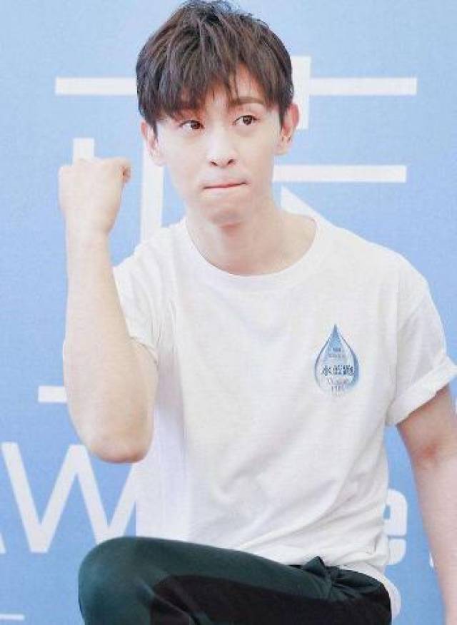 邓伦原来也有纹身!中青龙右白虎,网友:牛奶肌吸引人!