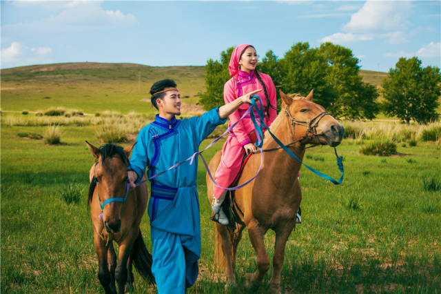 去草原如何能拍出演绎蒙古风情最浪漫的婚纱照呢?