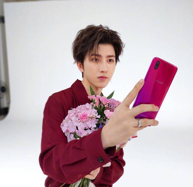 蔡徐坤展示vivo x23背部设计