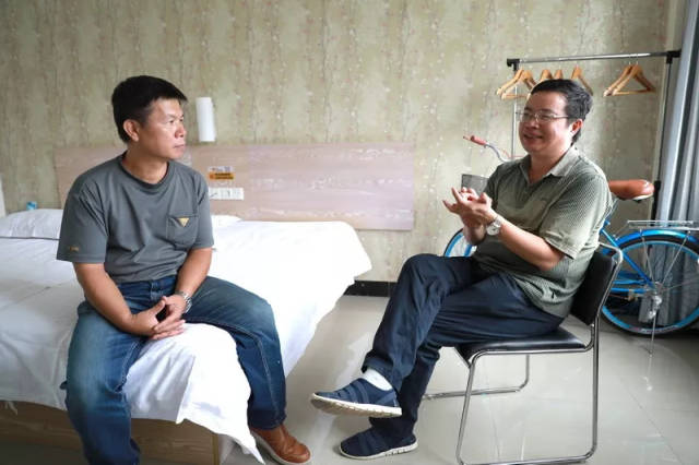 党委副书记韦广雄慰问教育科学学院博士,副教授田海洋