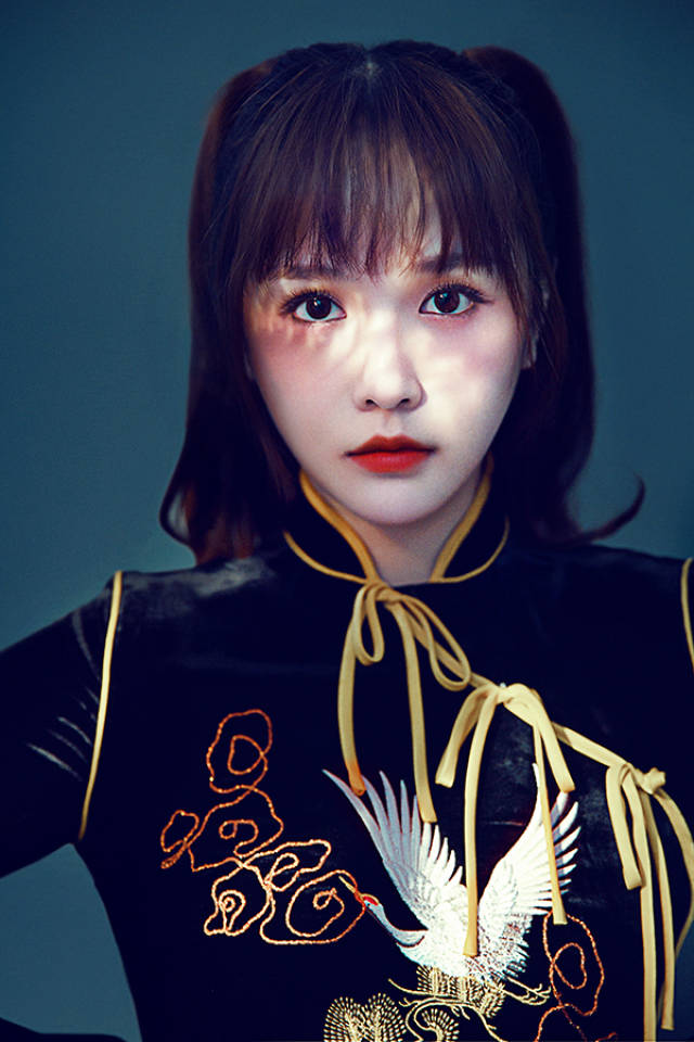 蒋沁芸曝光旗袍写真 酷美时尚玩转"中国风"