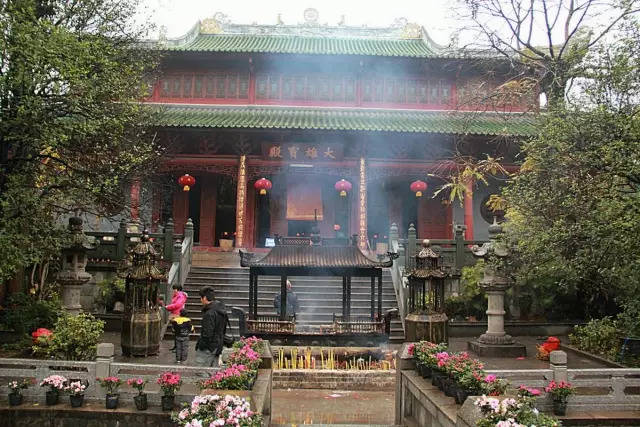 午餐後參觀廣東四大名寺之首—【南華寺】.