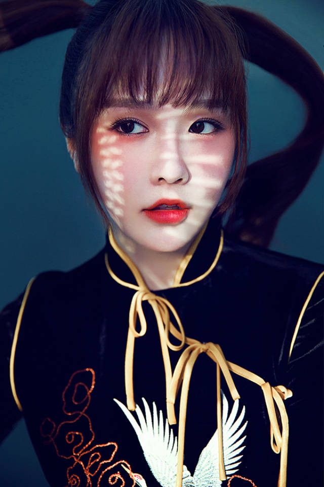 蒋沁芸曝光旗袍写真 酷美时尚玩转"中国风"