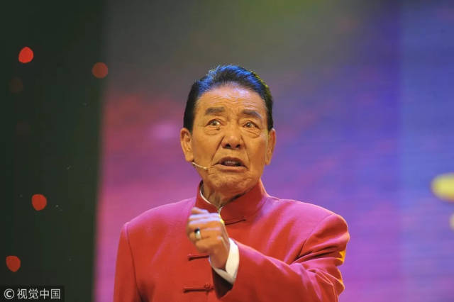 单田芳在表演评书 图片来自视觉中国