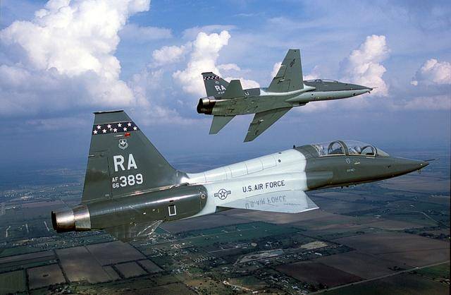 t-38"鹰爪"高级教练机