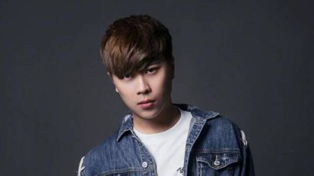 卢本伟同人小说大火!重生之后的五五开会做些