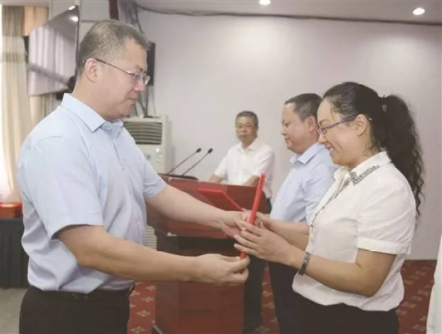 仁寿县委书记梁磊为获奖教师代表颁奖.