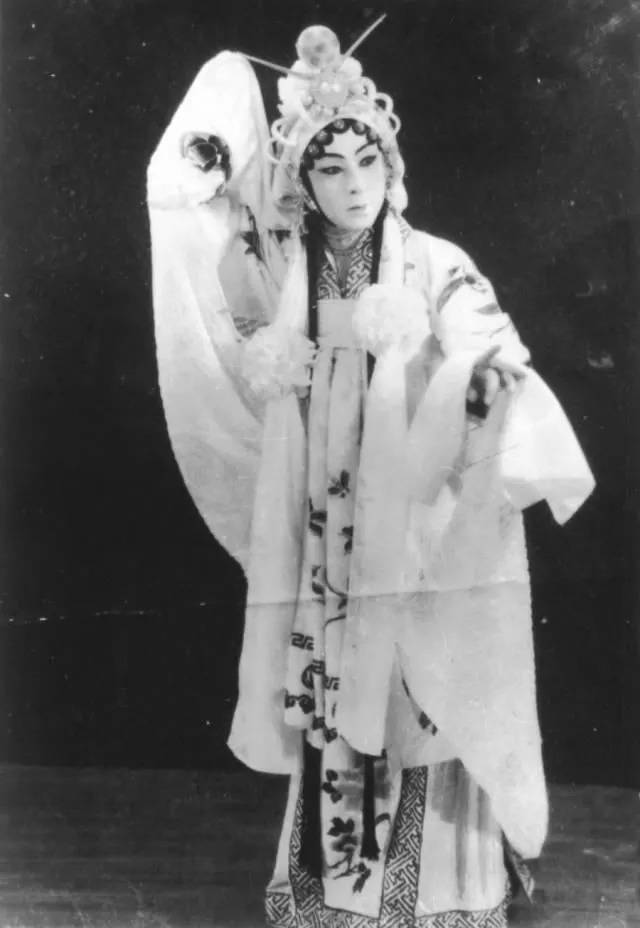 1949年,袁璧玉和熊剑啸同志,提议开办楚剧女演员训练班,(下简称"女训