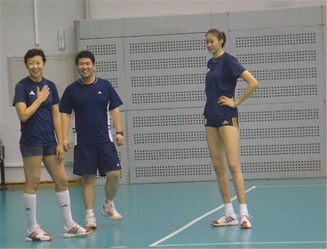 冯坤出生于1978年,身高1米82,体重70公斤,8岁开始走上排球之路,15岁