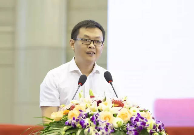 者,全国大学生"挑战杯"一等奖作品指导教师,机械优集学院李亮博士发言