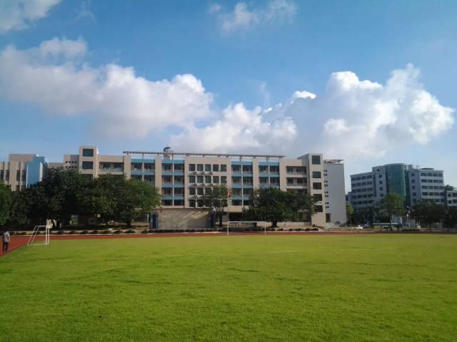 东莞市寮步中学是一所于1956年8月1日建校的公办初中学校,现有39个