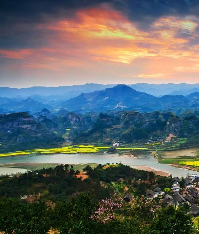 无数 这座诗意满满的小镇 坐落在溆水河畔 被评为湖南新潇湘八景之一