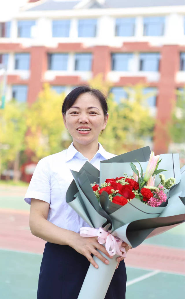 杨巧云 金海小学"十佳教师 中共党员,小学一级教师.