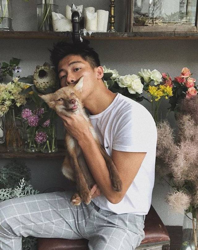 开花店帅老板,原来是个肌肉男.
