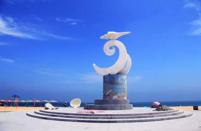 大角湾位于海陵岛闸坡镇东南 三面群峰环抱,面向浩瀚南海 因形如