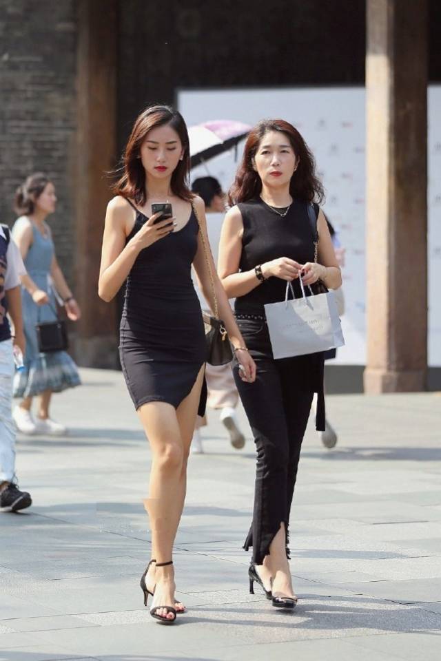 街拍:街头的时尚美女,简单随意的穿搭,也能潮流有个性.