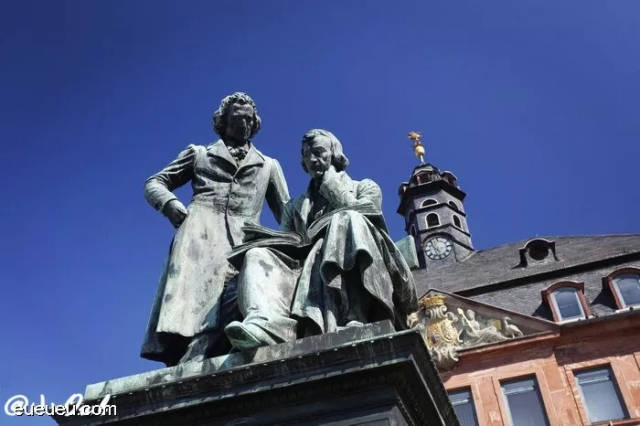 市中心,市政厅(rathaus)的正门前面不远处就是著名的格林兄弟雕像