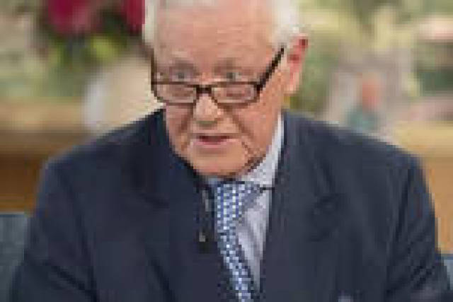 距离上次的公开征婚已经一年过去了,这个亿万富翁依然没有找到他的