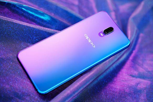 穿透雾的光!oppo 这次在r17身上带来了全新雾光渐变设计