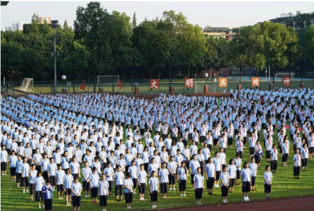 成都"最美校服"大比拼,你的母校亮了吗?