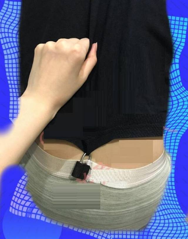 20多岁的男人,他妈妈在他裤子上上锁?