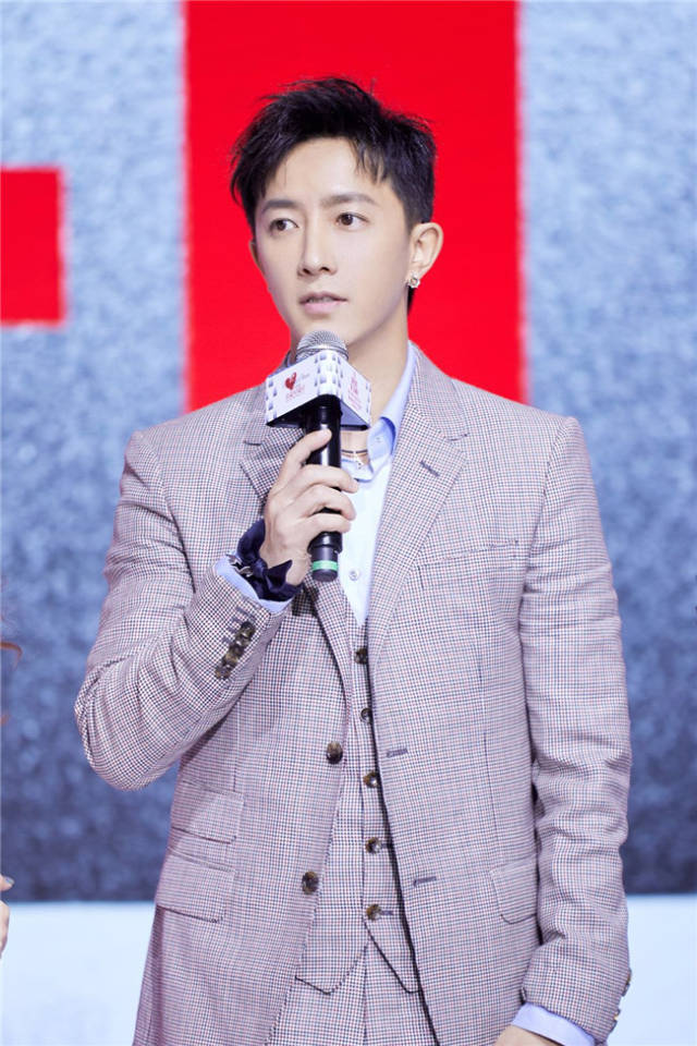 韩庚出席公益盛典简约西装沉淀时尚风范