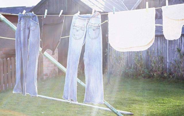 脱水的衣服马上晒