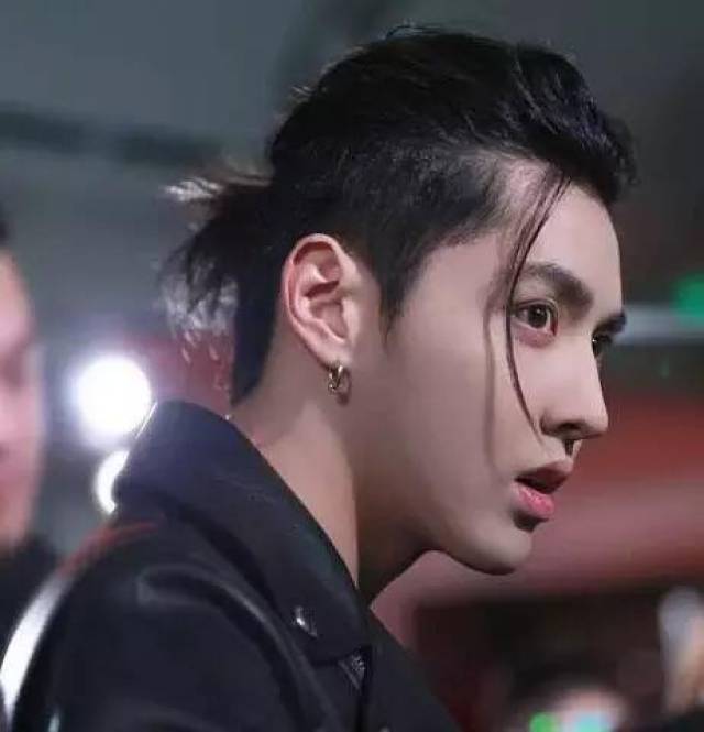 现在男星也开始流行扎小辫?胡歌帅气 白宇雅痞 看你pick谁