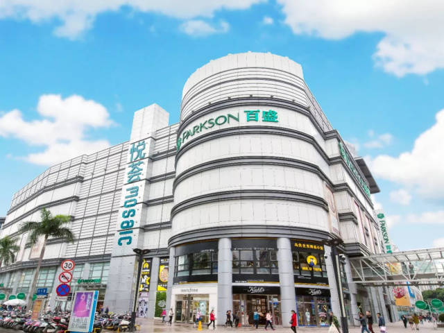 南宁两男一女尬舞翻车现场!这洗脑神曲,特效给五毛都嫌多!